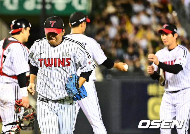 [OSEN=잠실, 지형준 기자] 13일 오후 서울 잠실구장에서 ‘2025 신한 SOL Bank KBO리그’ LG 트윈스와 KIA 타이거즈의 경기가 열렸다.LG는 임찬규, KIA는 이의리가 선발로 나섰다.9회초 2사 2루에서 LG 송승기가 KIA 나성범에 1타점 우전 적시타를 허용하며 교체되고 있다. 2025.09.13 /jpnews@osen.co.kr