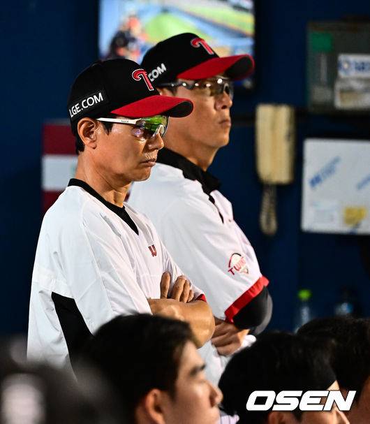 [OSEN=잠실, 지형준 기자] 프로야구 KIA 타이거즈가 LG 트윈스에 승리하며 2연승을 이어갔다. KIA는 13일 서울 잠실구장에서 열린 2025 KBO리그 LG와 경기에서 6-3으로 승리했다. KIA 선발 이의리는 6이닝 3피안타 1피홈런 5볼넷 3탈삼진 2실점으로 시즌 첫 승을 기록했다. 위즈덤이 선제 솔로포, 최형우가 역전 결승 홈런을 터뜨렸다. 박찬호는 4안타 맹타를 기록했다. 9회말 LG 염경엽 감독이 경기를 지켜보고 있다. 2025.09.13 /jpnews@osen.co.kr