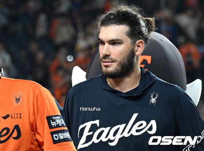 [OSEN=대전, 이대선 기자] 프로야구 한화 이글스가 키움 히어로즈 상대로 12연승을 질주했다. 에이스 코디 폰세가 개막 17연승을 거두며&nbsp;무패 행진을 이어갔고, 루이스 리베라토가 만루 홈런을 폭발했다.&nbsp;한화는 13일 대전 한화생명볼파크에서 열린 2025 신한 SOL Bank KBO리그 키움과의 홈경기를 10-5로 이겼다.&nbsp;경기 종료 후 한화 폰세가 동료들과 승리의 기쁨을 나누고 있다. 2025.09.13 /sunday@osen.co.kr