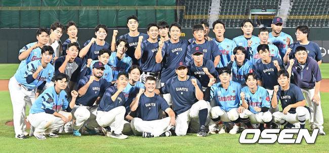 [OSEN=부산, 이석우 기자] 6일 부산 사직야구장에서 2025 신한 SOL 뱅크 KBO 리그 롯데 자이언츠와 KIA 타이거즈의 경기가 열렸다. 홈팀 롯데는 데이비슨이, 방문팀 KIA는 올러가 선발 출전했다. 데이비슨이 롯데에서의 마지막 경기를 끝내고 동료 선수들과 기념촬영을 하고 있다. 2025.08.06 / foto0307@osen.co.kr