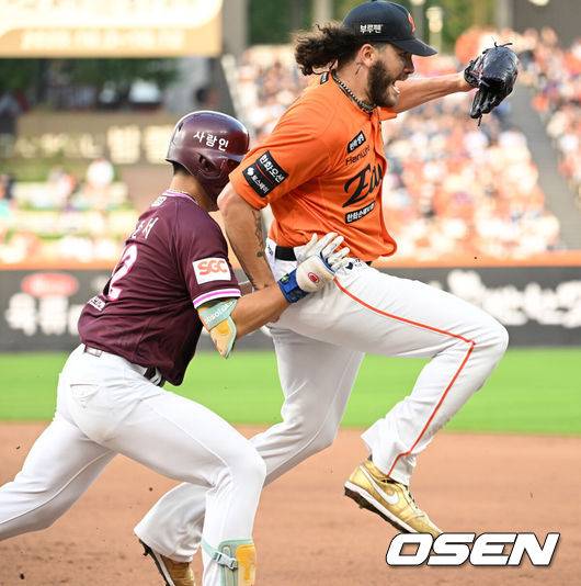 [OSEN=대전, 이대선 기자] 13일 오후 대전 한화생명볼파크에서 2025 신한 SOL Bank KBO리그 한화 이글스와 키움 히어로즈의 경기가 열렸다.한화는 폰세, 키움은 하영민을 선발 투수로 내세웠다.4회초 2사 2,3루에서 한화 폰세가 키움 어준서를 직접 땅볼 처리하며 충돌하고 있다. 2025.09.13 /sunday@osen.co.kr