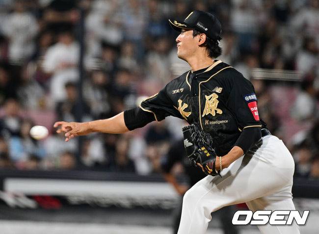 [OSEN=수원, 조은정 기자]9일 오후 수원 KT 위즈 파크에서 ‘2025 신한 SOL BANK KBO리그’ KT 위즈와 두산베어스의 경기가 열렸다. 이날 경기 KT는 소형준을, 두산은 곽빈을 선발투수로 내세웠다.8회말 KT 고영표가 역투하고 있다. 2025.09.09 /cej@osen.co.kr