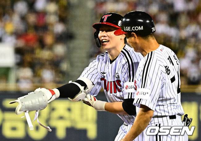 [OSEN=잠실, 지형준 기자] 13일 오후 서울 잠실구장에서 ‘2025 신한 SOL Bank KBO리그’ LG 트윈스와 KIA 타이거즈의 경기가 열렸다.LG는 임찬규, KIA는 이의리가 선발로 나섰다.7회말 1사에서 대타로 나선 LG 홍창기가 중전안타를 날리며 송지만 코치와 기뻐하고 있다. 2025.09.13 /jpnews@osen.co.kr