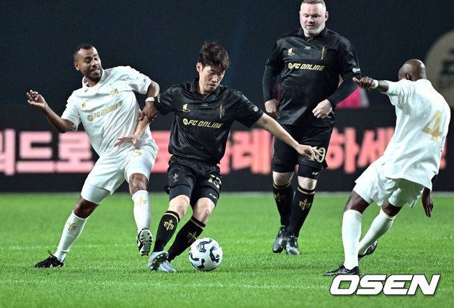 [OSEN=서울월드컵경기장, 이대선 기자] 14일 오후 서울월드컵경기장에서 '2025&nbsp;아이콘매치:&nbsp;창의 귀환,&nbsp;반격의 시작’ 경기가 열렸다.2025 아이콘매치는 넥슨 축구 게임 ‘FC 온라인’과 ‘FC 모바일’의 전설적 은퇴 선수들이 한국 경기장에서 펼치는 특별 경기다. 올해는 베일, 제라드, 카시야스가 새롭게 합류하고 아르센 벵거와 라파엘 베니테스 감독이 지략 대결을 펼친다.전반 스피어 박자성이 드리블 돌파를 하고 있다. 2025.09.14 /sunday@osen.co.kr