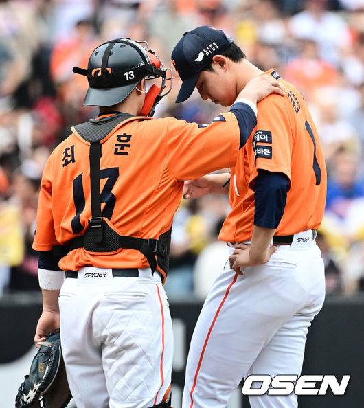 한화 포수 최재훈이 투수 문동주를 격려하고 있다. /OSEN DB