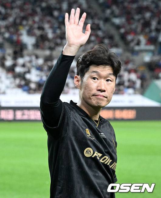 [OSEN=서울월드컵경기장, 이대선 기자] 14일 오후 서울월드컵경기장에서 '2025&nbsp;아이콘매치:&nbsp;창의 귀환,&nbsp;반격의 시작’ 경기가 열렸다.2025 아이콘매치는 넥슨 축구 게임 ‘FC 온라인’과 ‘FC 모바일’의 전설적 은퇴 선수들이 한국 경기장에서 펼치는 특별 경기다. 올해는 베일, 제라드, 카시야스가 새롭게 합류하고 아르센 벵거와 라파엘 베니테스 감독이 지략 대결을 펼친다.경기에 앞서 박지성이 관중석을 향해 인사를 하고 있다. 2025.09.14 /sunday@osen.co.kr