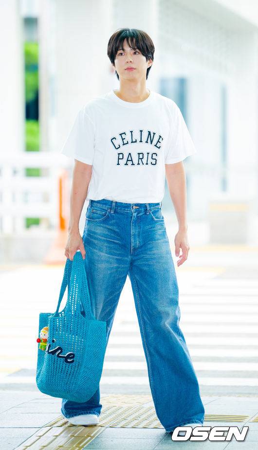 [OSEN=인천공항, 민경훈 기자] 배우 박보검이 12일 인천국제공항을 통해 말레이시아 쿠알라룸푸르로 출국했다.박보검은 단독 팬미팅 'PARK BO GUM 2025 FAN MEETING TOUR [BE WITH YOU]' 9월 13일 쿠알라룸푸르, 9월 17일 몬테레이, 9월 19일 멕시코시티, 9월 21일 상파울루, 9월 24일 산티아고를 방문해 투어를 이어간다.박보검이 출국장으로 향하고 있다. 2025.09.12 / rumi@osen.co.kr