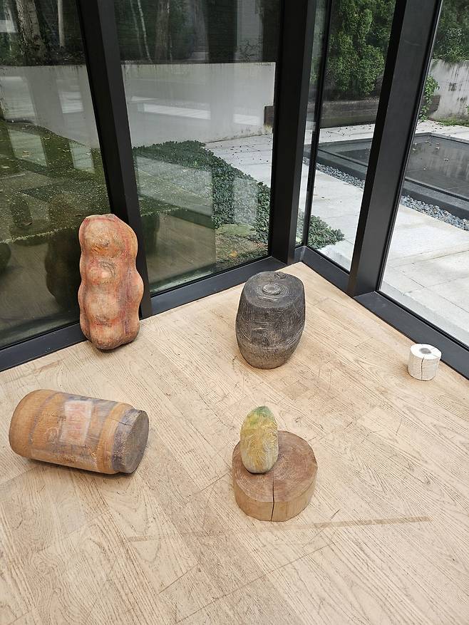 백연수,&nbsp;‘일상의 사물’ 연작, 가변크기, 나무, 2017∼2019.&nbsp;박세준 기자