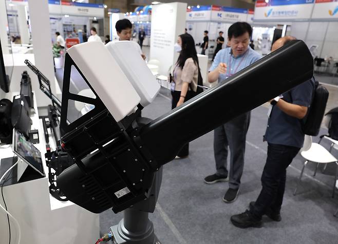 5일 경기도 고양시 킨텍스에서 열린 제1회 대한민국 산업단지 수출박람회를 찾은 관람객들이 대드론시스템을 살펴보고 있다. 고양=뉴시스