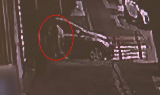 지난 9일 오후 제주 서귀포시의 한 초등학교 인근에서 차에 탄 30대 남성이 말을 걸자 이상함을 느낀 초등생이 차 번호를 확인하기 위해 뒤로 가는 모습. JTBC 보도화면 캡처