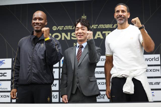 디디에 드로그바(왼쪽부터), 박정무 넥슨 사업부사장, 리오 퍼디난드가 13일 서울월드컵경기장 기자회견실에서 열린 2025 아이콘매치 미디어데이에서 기념촬영하고 있다. 연합뉴스