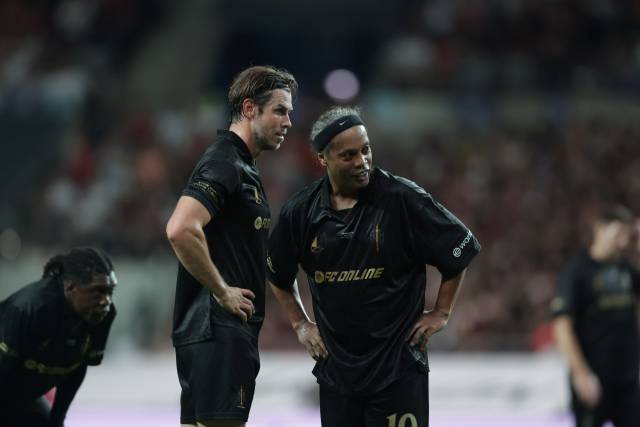 14일 서울 마포구 서울월드컵경기장에서 열린 넥슨 아이콘 매치에서 FC 스피어의 가레스 베일(왼쪽)과 호나우지뉴가 프리킥 전술을 상의하고 있다. 사진제공=넥슨