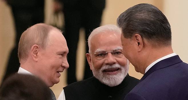 나렌드라 모디 인도 총리(가운데)가 9월1일 상하이협력기구(SCO) 정상회의를 앞두고 블라디미르 푸틴 러시아 대통령(왼쪽), 시진핑 중국 국가주석과 대화하고 있다. ⓒEPA 연합