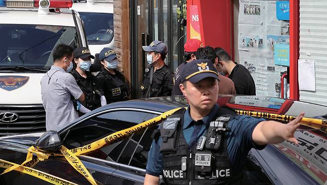 9월3일 사건이 일어난 서울시 관악구 조원동의 한 피자가게 주변을 경찰이 통제하고 있다. ⓒ연합뉴스