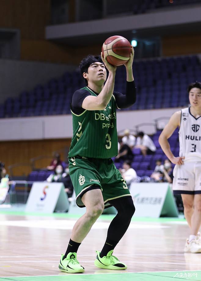 원주 DB 이정현이 13일 일본 홋카이도종합체육센터에서 열린 2025 레반가 컵 첫 경기 알티리 지바전 도중 자유투를 던지고 있다. 2024~2025시즌 종료 후 FA 자격을 얻어 DB로 이적한 이정현은 팀의 주장을 맡아 선수단을 이끌고 있다. 사진제공|점프볼