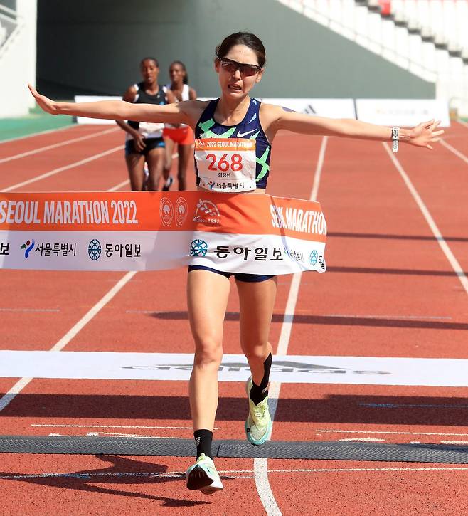 한국육상대표팀 최경선이 14일 일본 도쿄 국립경기장 일원에서 열린 2025세계육상선수권 2일째 여자마라톤 결선에서 2시간35분42초만에 결승선을 통과하며 29위를 마크했다. 그는 이날 레이스에서 대한육상연맹이 정한 2026아이치·나고야아시안게임 출전 자격을 충족하며 출전권을 따냈다. 사진은 2023년 동아마라톤대회 여자부 우승을 차지하는 순간 포효하던 모습. 스포츠동아DB