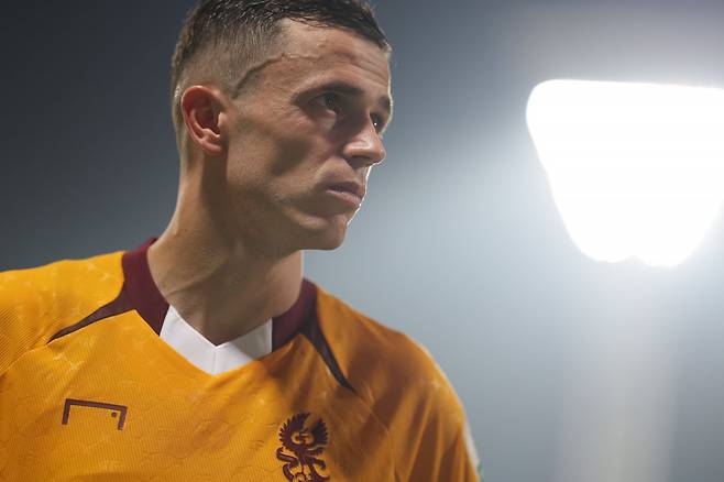 FIFA 징계위원회는 13일(한국시간) 공문을 통해 선수&nbsp;등록 금지 징계를 준수하지 않은 책임을 물어 KFA와 광주에 벌금을 부과했다. 광주는 알바니아 출신 윙어 아사니(사진)를 영입할 당시 연대기여금을 납부하지 않아 선수 등록 금지 징계를 받았는데, 구단은 이를 인지하지 못하고 올해 1~3월 선수 10명을 신규 등록했다. 사진제공｜한국프로축구연맹