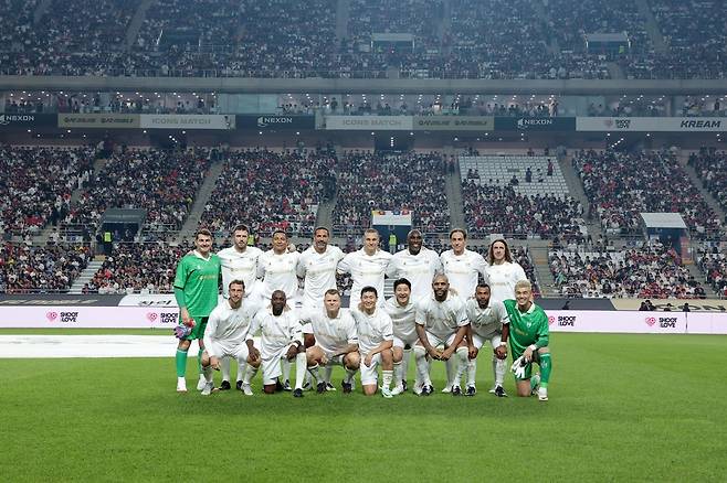 ‘2025 아이콘 매치: 창의 귀환, 반격의 시작’이 14일 서울월드컵경기장을 가득 메우며 성황리에 열렸다. 경기 전 기념촬영을 하는 실드 유나이티드 선수단. 사진제공｜넥슨