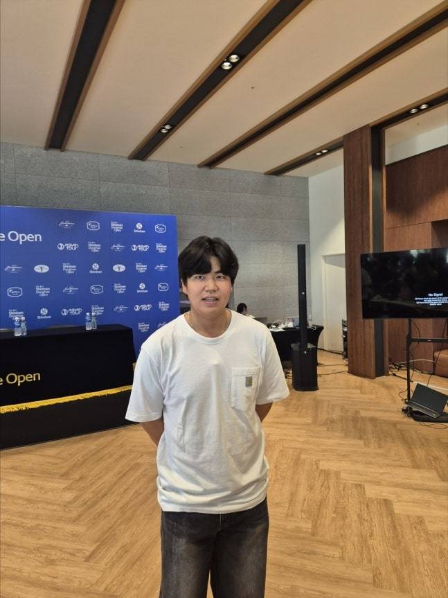 장유빈이 14일 신한동해오픈 최종 라운드가 열린 잭니클라우스 골프클럽 코리아에서 취재진과 인터뷰하고 있다. 연합뉴스