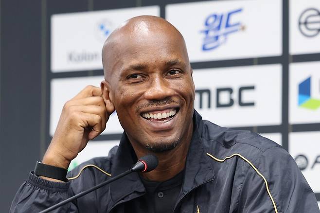 ▲ 디디에 드로그바가 13일 서울월드컵경기장 기자회견실에서 열린 2025 아이콘매치 미디어데이에서 취재진의 질문에 답하며 웃음을 보이고 있다. ⓒ연합뉴스