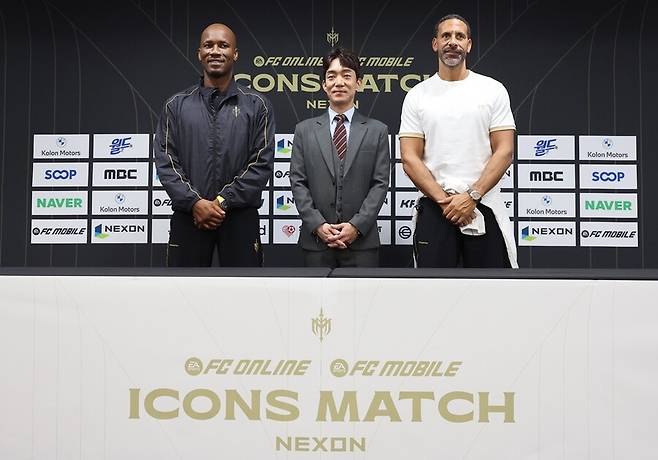 ▲ 디디에 드로그바(왼쪽부터), 박정무 넥슨 사업부사장, 리오 퍼디난드가 13일 서울월드컵경기장 기자회견실에서 열린 2025 아이콘매치 미디어데이에서 기념촬영하고 있다. ⓒ연합뉴스