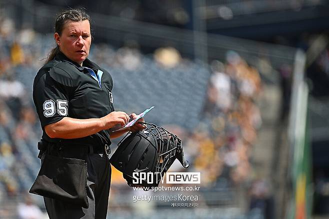 ▲ 파월 심판의 낮은 정확도를 두고 현지 팬사이트에서는 갑론을박이 이어지고 있다