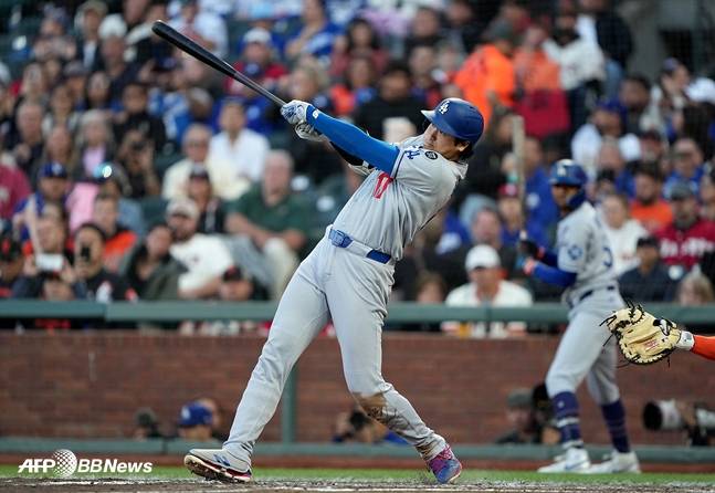 시즌 49번째 홈런을 날리는 오타니. /AFPBBNews=뉴스1