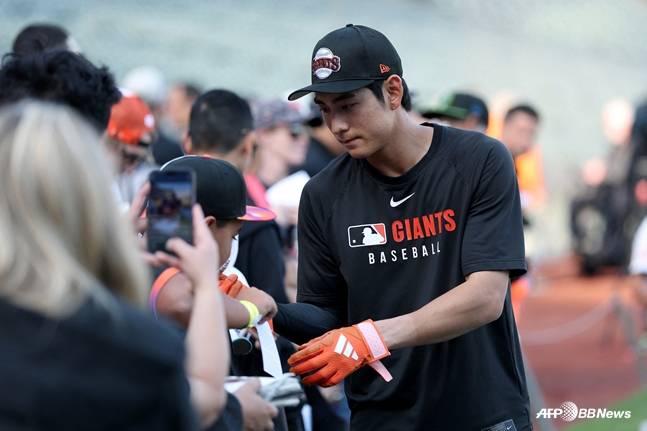 다저스전을 앞두고 팬들을 만나고 있는 이정후의 모습. /AFPBBNews=뉴스1