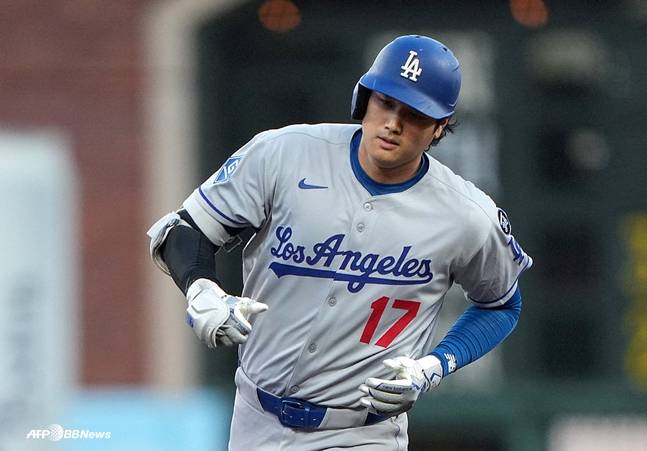 14일 홈런을 치고 그라운드를 돌고 있는 오타니. /AFPBBNews=뉴스1