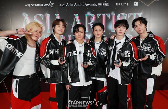 그룹 NCT 127이 27일 오후 태국 방콕 임팩트 챌린저 홀 1-2(IMPACT Challenger Hall 1-2)에서 진행된 '제9회 아시아 아티스트 어워즈'(The 9th Asia Artist Awards, 이하 'AAA 2024')에서 AAA 베스트 아티스트, 올해의 무대, 베스트 초이스(도영)상을 수상한 뒤 포즈를 취하고 있다.   /2024.12.27 /사진=이동훈 photoguy@