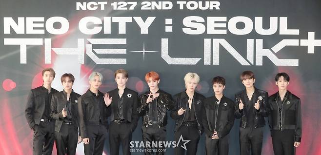 NCT 127(엔시티 127)이 23일 오후 서울 송파구 올림픽주경기장에서 진행된 두 번째 월드 투어의 서울 스페셜 공연 'NEO CITY : SEOUL - THE LINK +'(네오 시티 : 서울 - 더 링크 플러스) 기자회견에 참석해 포즈를 취하고 있다.  NCT 127은 11월 4~5일 인도네시아 자카르타 ICE BSD에서 두 번째 월드 투어 'NEO CITY - THE LINK' 공연을 개최한다. 2022.10.23