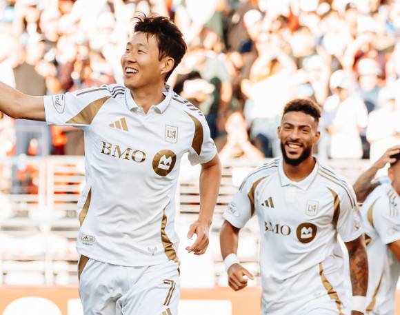 손흥민(왼쪽)과 데니스 부앙가. /사진=LA FC 공식 SNS 갈무리