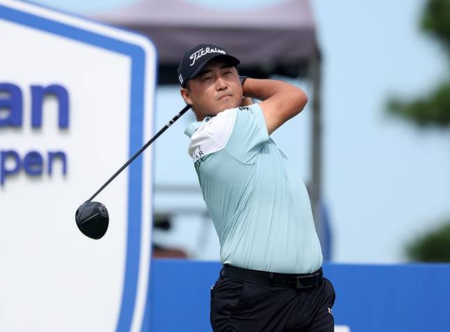 이태훈이 14일 신한동해오픈 최종 4라운드에서 티샷을 날리고 있다. /사진=KPGA 제공