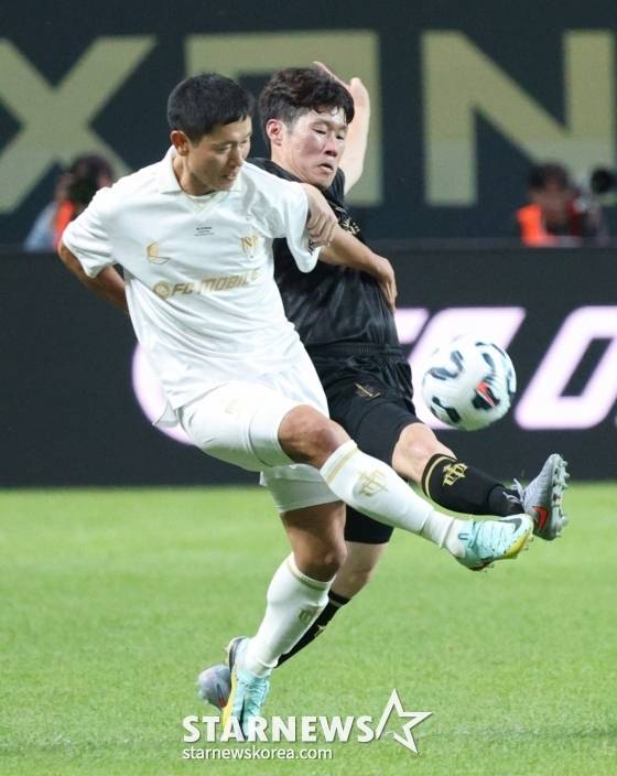 이영표(왼쪽)와 박지성이 볼 경합을 펼치고 있다. /사진=김진경 대기자