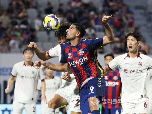 수원FC, 싸박이 공격을 하는 모습.