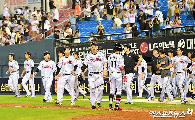 13일 오후 서울 송파구 잠실야구장에서 열린 '2025 신한 SOL Bank KBO리그' KIA 타이거즈와 LG 트윈스의 경기, KIA가 위즈덤과 최형우의 홈런에 힘입어 LG에 6:3으로 승리했다.  경기종료 후 LG 선수들이 그라운드로 나오고 있다. 잠실, 김한준 기자