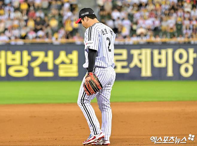 13일 오후 서울 송파구 잠실야구장에서 열린 '2025 신한 SOL Bank KBO리그' KIA 타이거즈와 LG 트윈스의 경기, 9회초 무사 1,2루 LG 문보경이 포구 실책을 한 후 아쉬워하고 있다. 잠실, 김한준 기자