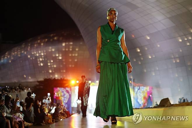 다채로운 빛깔의 아프리카 패션쇼 (서울=연합뉴스) 임화영 기자 = 13일 서울 중구 동대문디자인플라자(DDP)에서 '제8회 서울아프리카페스티벌'의 아프리카 패션쇼가 진행되고 있다. 2025.9.14 hwayoung7@yna.co.kr