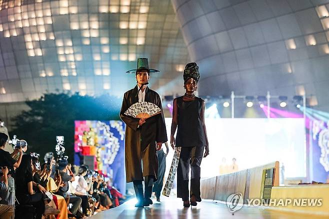 문화 교류의 장 '아프리카 패션쇼' (서울=연합뉴스) 임화영 기자 = 13일 서울 중구 동대문디자인플라자(DDP)에서 '제8회 서울아프리카페스티벌'의 아프리카 패션쇼가 진행되고 있다. 2025.9.14 hwayoung7@yna.co.kr