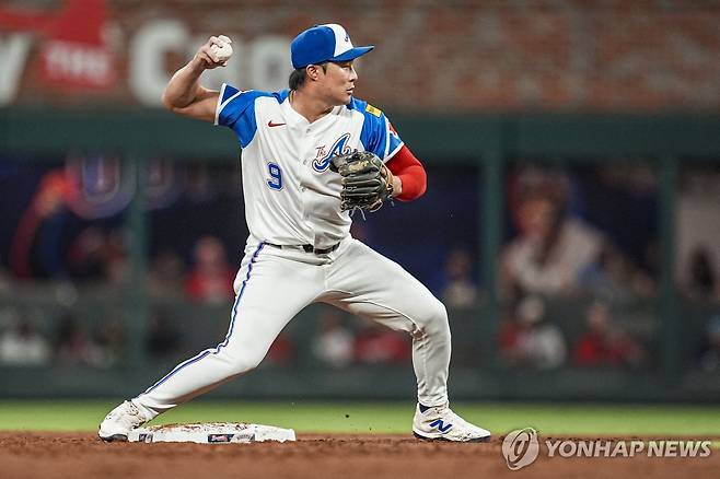수비하는 김하성 (애틀랜타 Imagn Images=연합뉴스) 애틀랜타 유격수 김하성이 14일(한국시간) 미국 조지아주 애틀랜타 트루이스트 파크에서 열린 MLB 휴스턴과 경기, 3회초 1루 송구를 하고 있다.