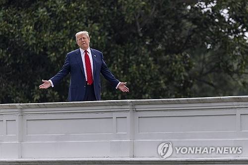 백악관 옥상에 올라가 기자들 질문 받는 트럼프 (워싱턴DC EPA=연합뉴스) 2025년 8월 5일 미국 워싱턴DC 백악관의 옥상에 올라간 도널드 트럼프 미국 대통령이 기자들로부터 질문을 받고 있다. (EPA/SHAWN THEW) 2025.9.14.