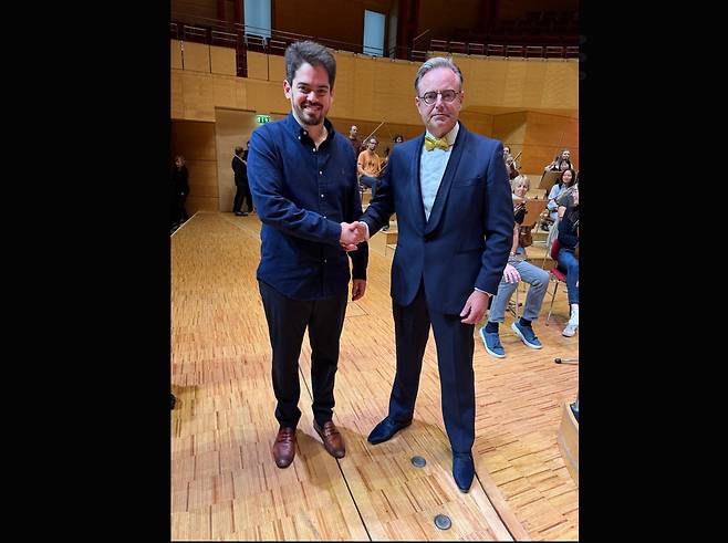 이스라엘 지휘자 샤니와 악수하는 베버르 벨기에 총리 [바르트 더 베버르 벨기에 총리 공식 X계정 2025년 9월 13일 게시물 캡처. DB 및 재판매 금지]