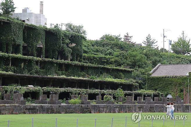 일본 사도광산 '부유선광장' (사도[일본]=연합뉴스) 박상현 특파원 = 일본 니가타현 사도섬 사도광산 인근 부유선광장. 세계유산 구역에서는 제외됐지만 많은 관광객이 찾는다.