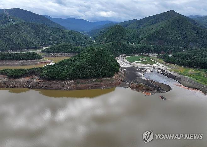 단비에 저수율 소폭 오른 강릉 오봉저수지 (강릉=연합뉴스) 양지웅 기자 = 14일 강원 강릉지역의 생활용수 87%를 공급하고 있는 오봉저수지가 전날 내린 비로 저수율이 소폭 상승해 있다. 2025.9.14 yangdoo@yna.co.kr