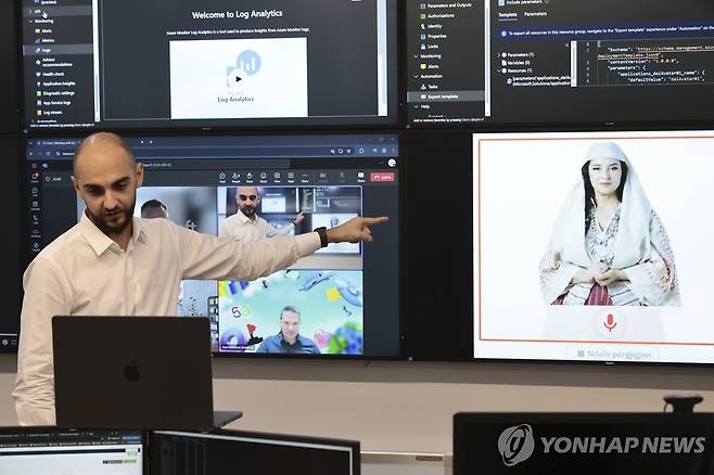 알바니아 AI 장관 디엘라  알바니아의 에니오 카소 인공지능 및 암호화폐 허가부 장관이 12일(현지시간) 컨퍼런스콜에서 AI 장관 '디엘라'를 보여주고 있다.  [AP 연합뉴스]