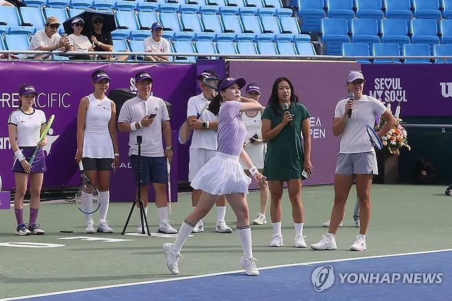 이가 시비옹테크 '스윙을 해보세요' (서울=연합뉴스) 류효림 기자 = 올해 윔블던 테니스 우승을 차지한 이가 시비옹테크가 14일 서울 송파구 올림픽공원 테니스코트에서 열린 이가 시비옹테크 원포인트 클리닉에서 테니스 수업을 하고 있다. 2025.9.14 ryousanta@yna.co.kr