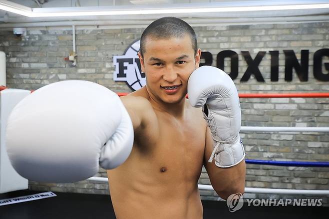 특전사 꿈꾸는 우즈베크 출신 '복싱 아시아 챔프' 최시로 (서울=연합뉴스) 류효림 기자 = WBA 아시아 챔피언 최시로가 지난 20일 서울 강남구 FW1 복싱클럽에서 훈련하고 있다. 2025.5.21 ryousanta@yna.co.kr