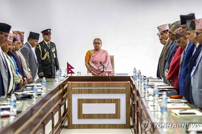 카르키 네팔 임시 총리 (카트만두 AFP=연합뉴스) 수실라 카르키 네팔 임시 총리가 14일(현지시간) 수도 카트만두 총리 청사에서 첫 정부 회의를 주재하고 있다.