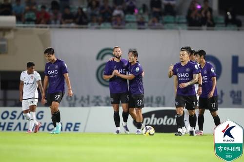 전반 동점골에 기뻐하는 안양 선수들 [한국프로축구연맹 제공. 재판매 및 DB 금지]