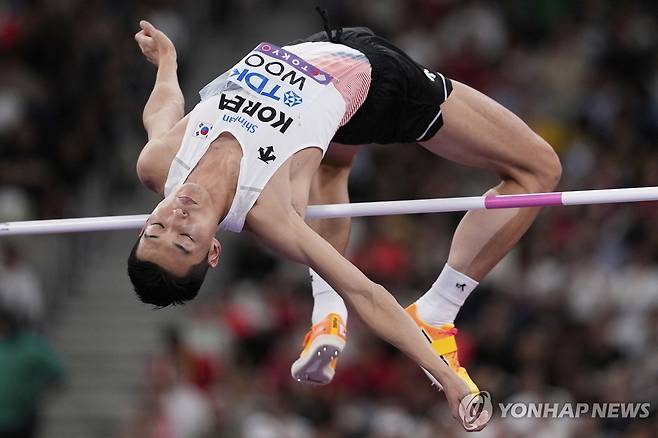 Japan Athletics Worlds (도쿄 AP=연합뉴스) 우상혁이 14일 일본 도쿄에서 열린 2025 세계육상선수권 남자 높이뛰기 예선에서 바를 넘고 있다.